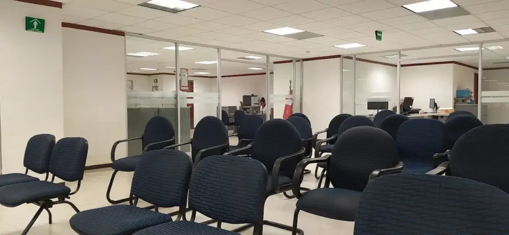 Sala de atención dentro de la oficina SAT en Alcaldía Iztacalco