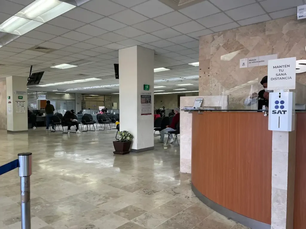 Sala de atención dentro de la oficina SAT en Celaya