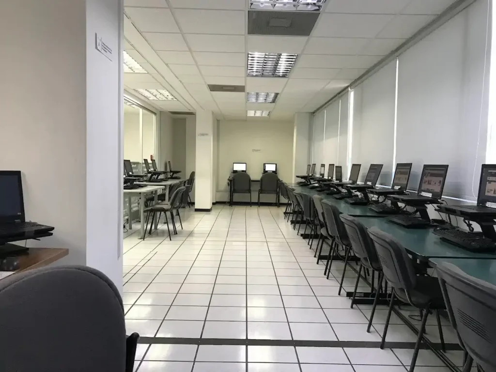 Sala de atención dentro de la oficina SAT en Chihuahua