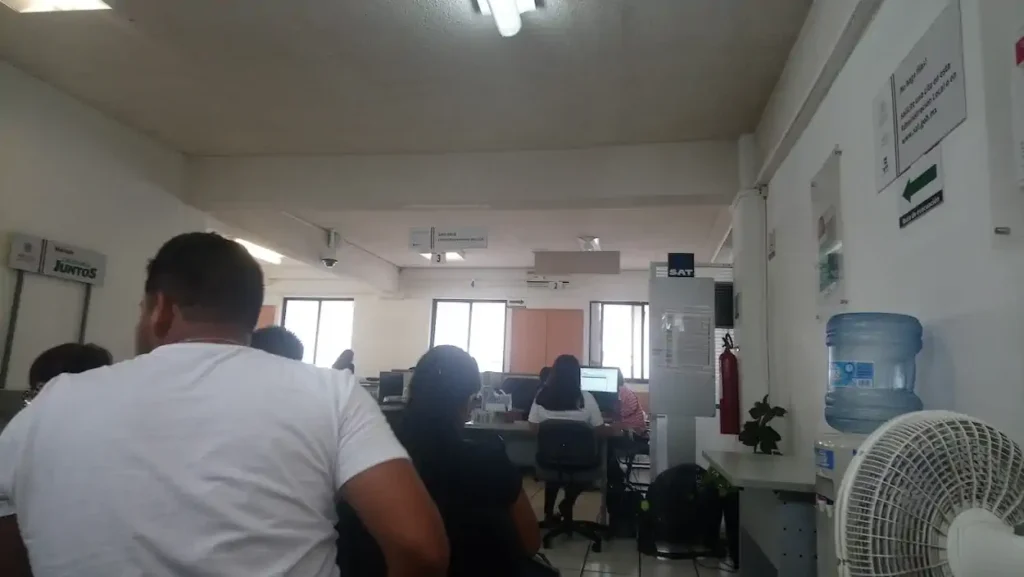 Sala de atención dentro de la oficina SAT en Chilpancingo de los Bravo