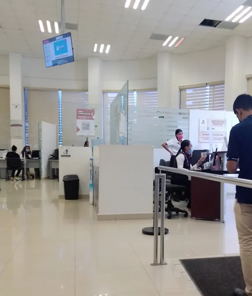 Sala de atención dentro de la oficina SAT en Colima