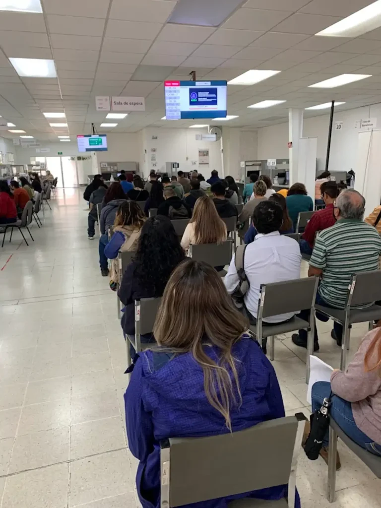 Sala de atención dentro de la oficina SAT en Cuautitlán Izcalli