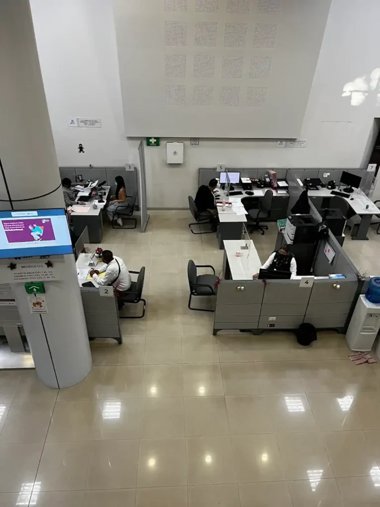 Sala de atención dentro de la oficina SAT en Cuernavaca