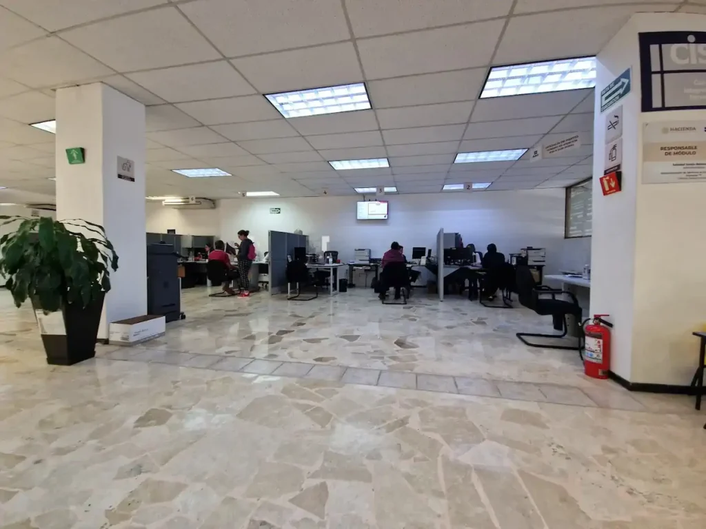 Sala de atención dentro de la oficina SAT en Durango