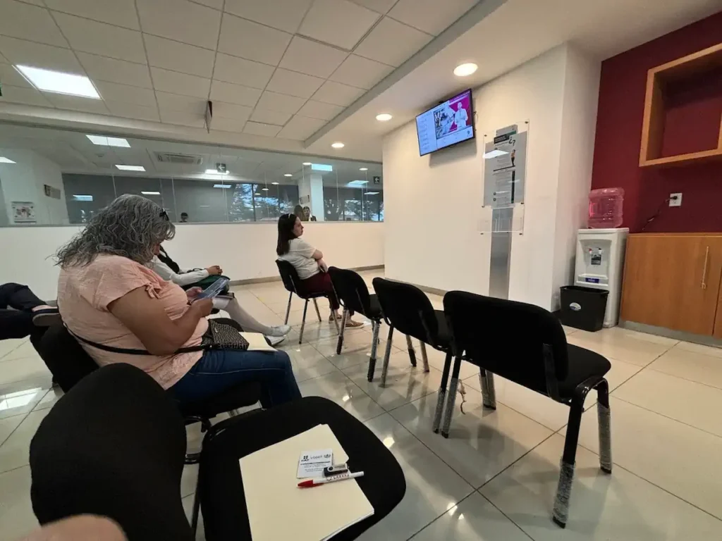 Sala de atención dentro de la oficina SAT en Guadalupe
