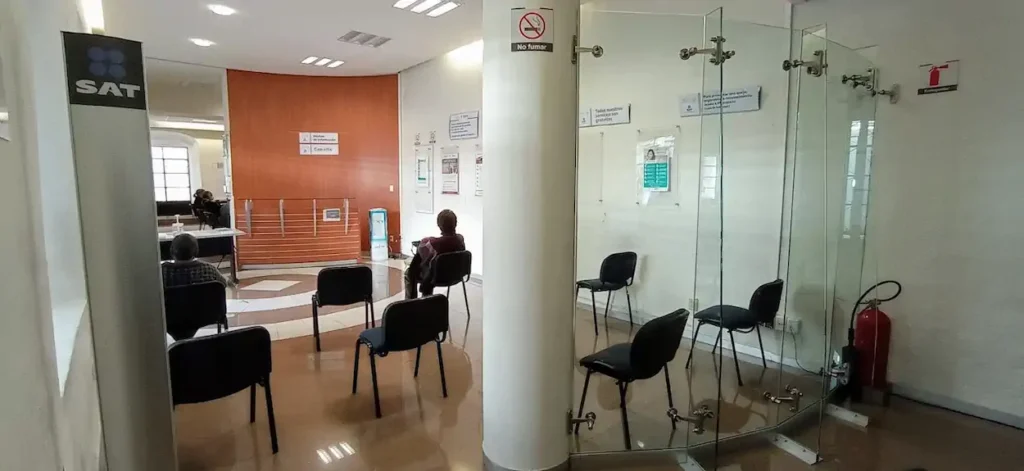 Sala de atención dentro de la oficina SAT en Guanajuato