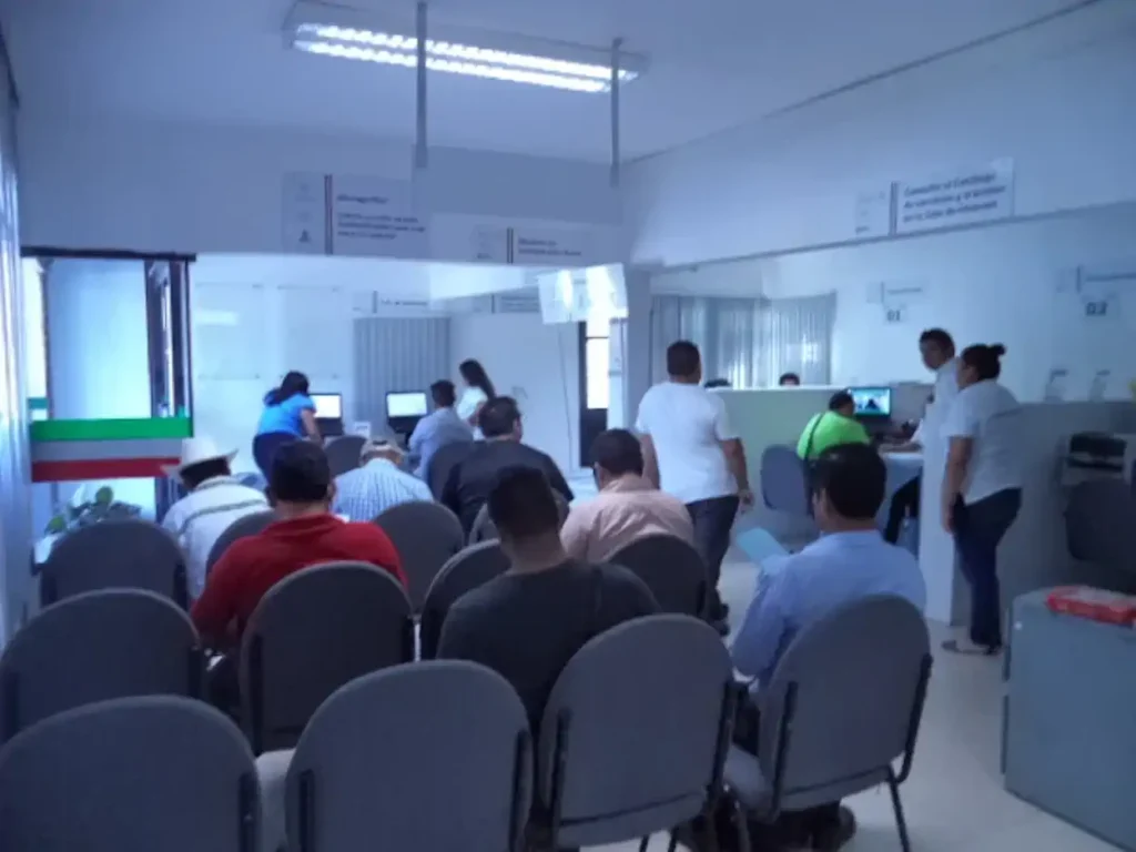 Sala de atención dentro de la oficina SAT en Huejutla de Reyes