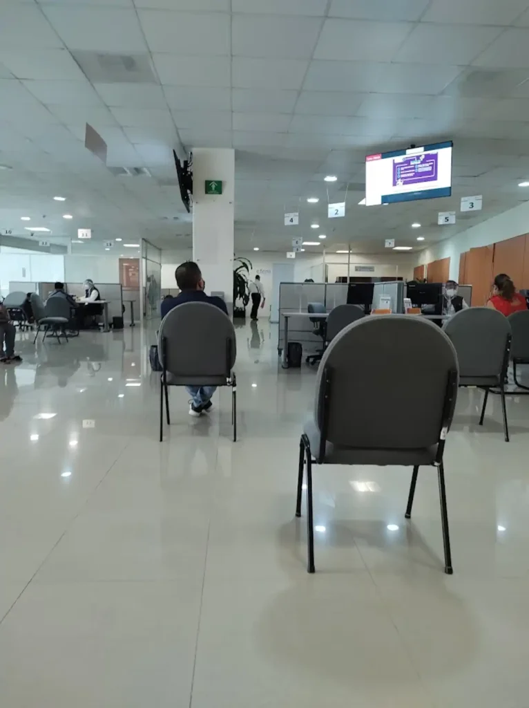 Sala de atención dentro de la oficina SAT en Iguala de la Independencia
