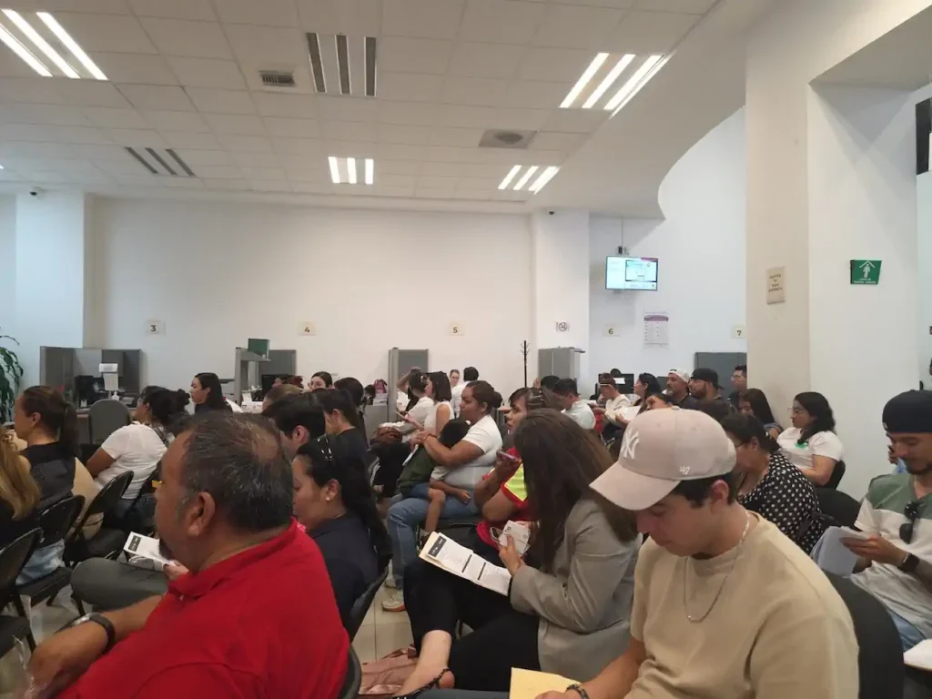 Sala de atención dentro de la oficina SAT en Irapuato