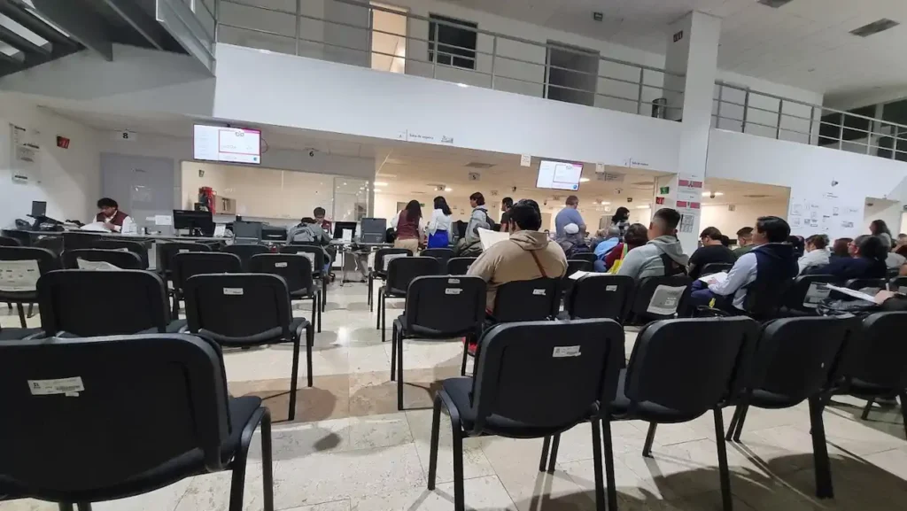 Sala de atención dentro de la oficina SAT en La Paz