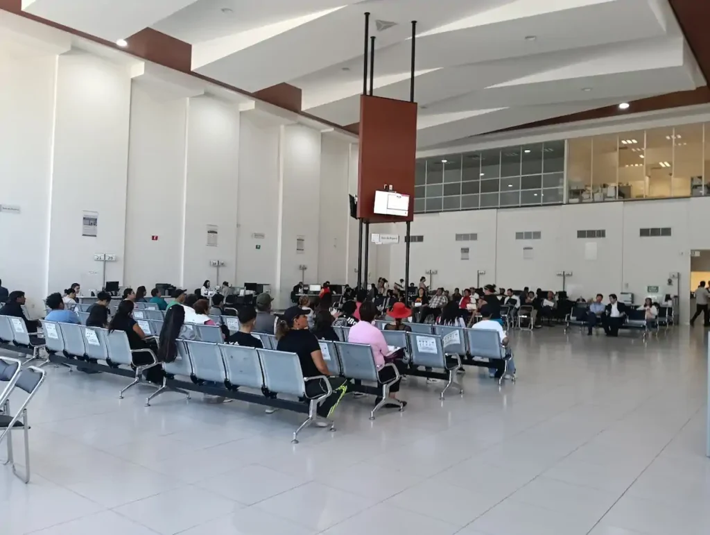 Sala de atención dentro de la oficina SAT en León