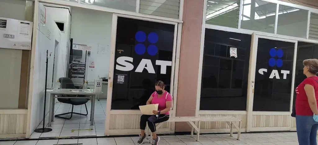 Sala de atención dentro de la oficina SAT en Los Reyes de Salgado