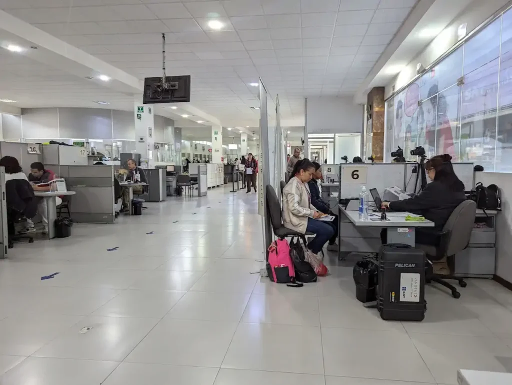 Sala de atención dentro de la oficina SAT en Metepec