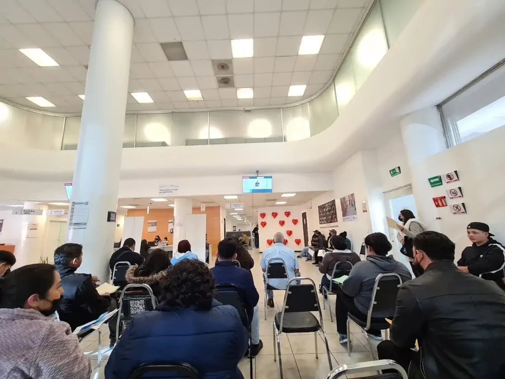 Sala de atención dentro de la oficina SAT ADSC Nuevo León 1 Monterrey