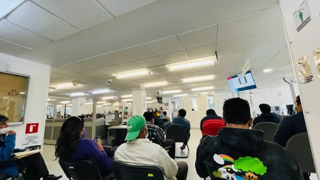 Sala de atención dentro de la oficina SAT en Pachuca de Soto