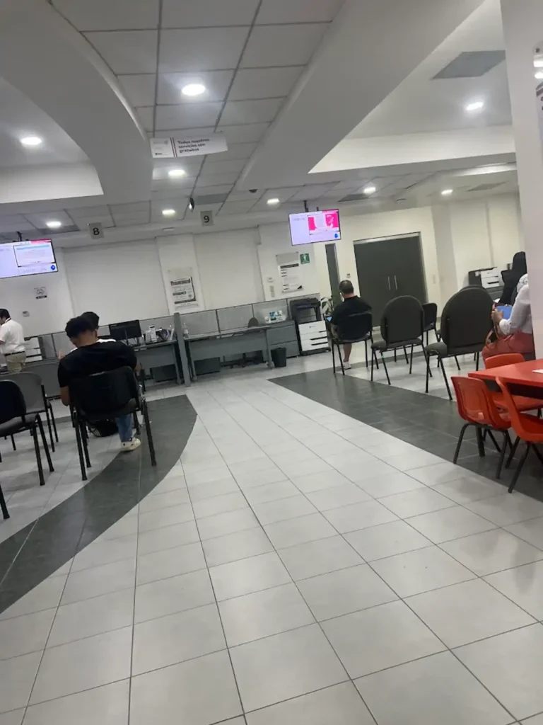 Sala de atención dentro de la oficina SAT en Puerto Vallarta