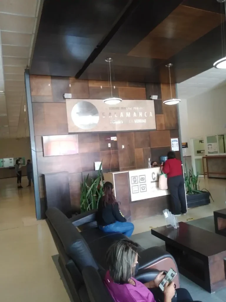 Sala de atención dentro de la oficina SAT en Salamanca