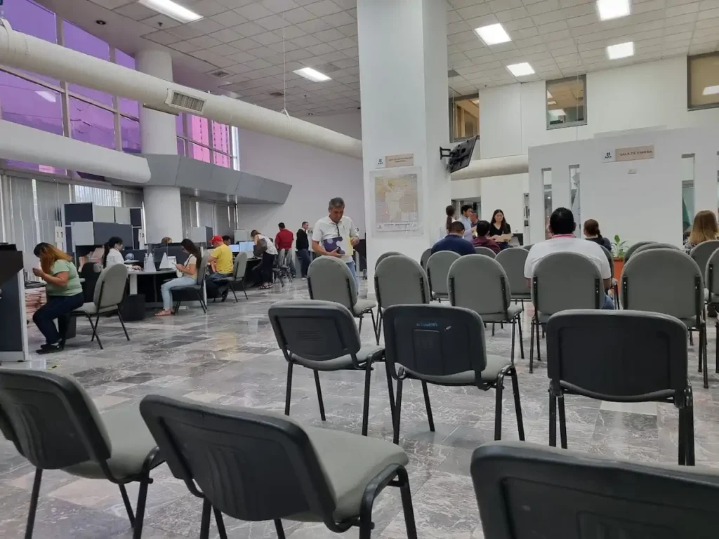 Sala de atención dentro de la oficina SAT en San Pedro Garza García