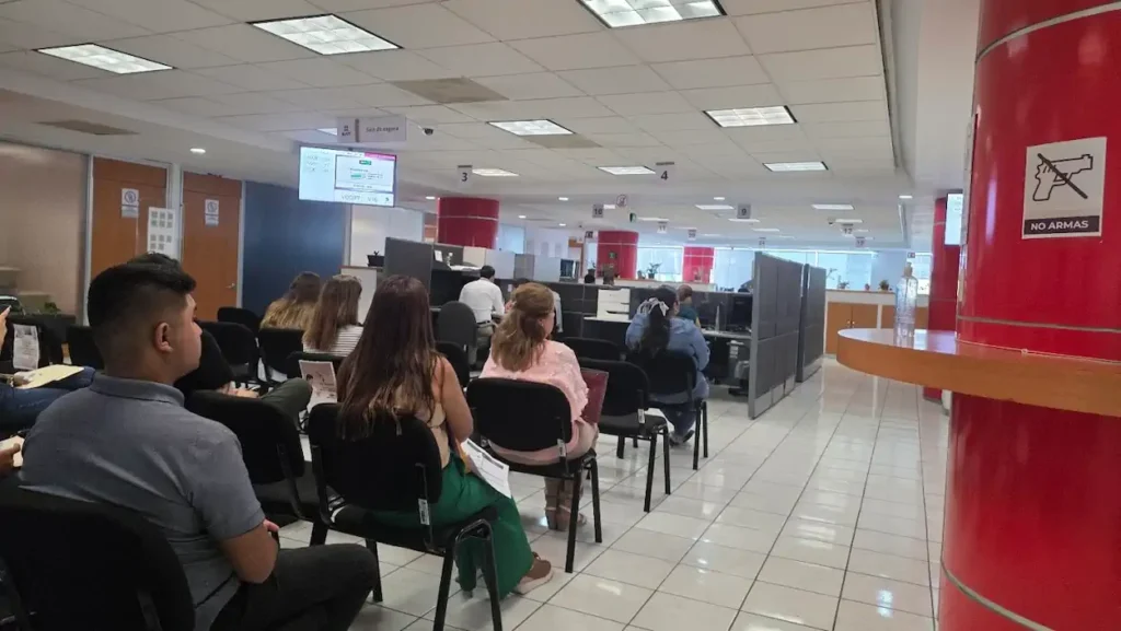 Sala de atención dentro de la oficina SAT en Tepic