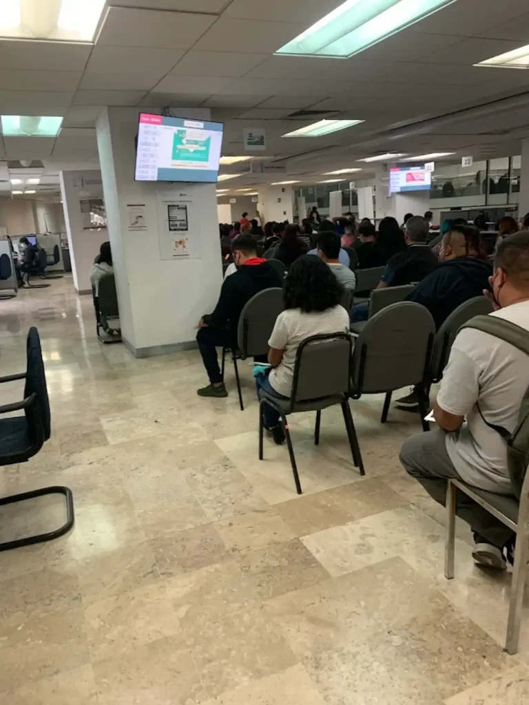 Sala de atención dentro de la oficina SAT en Tlalnepantla