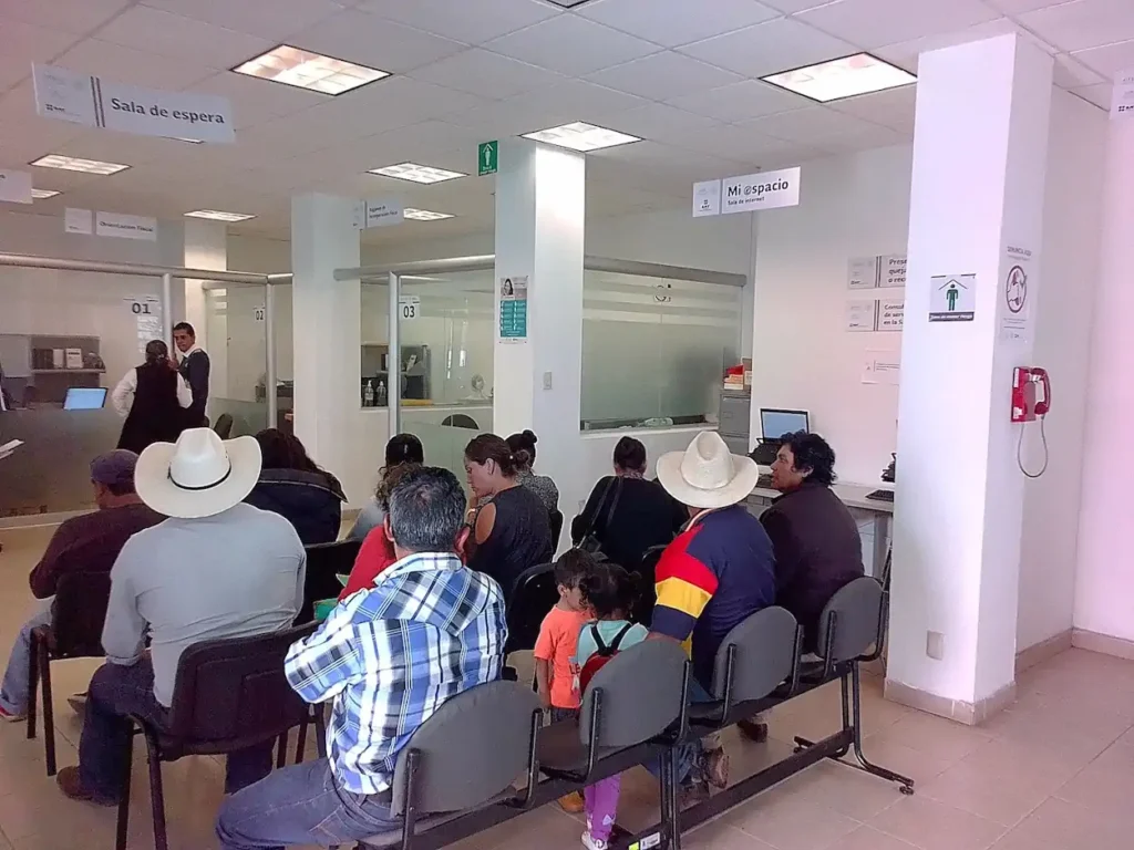 Sala de atención dentro de la oficina SAT en Tulancingo de Bravo