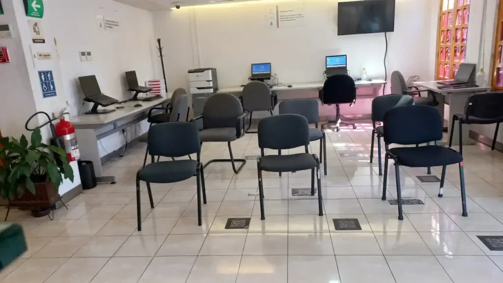 Sala de atención dentro de la oficina SAT en Uruapan