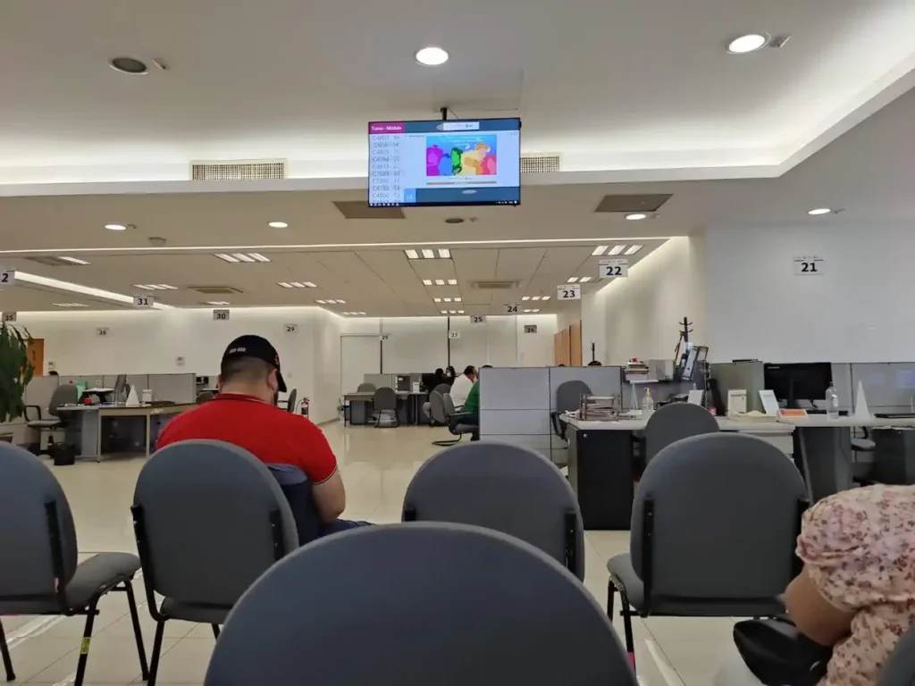 Sala de atención dentro de la oficina SAT en Zapopan
