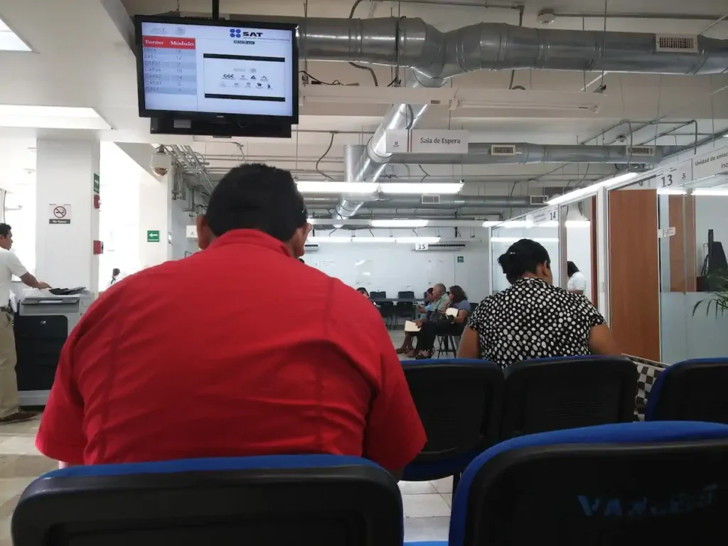 Sala de atención dentro de la oficina SAT en Chetumal