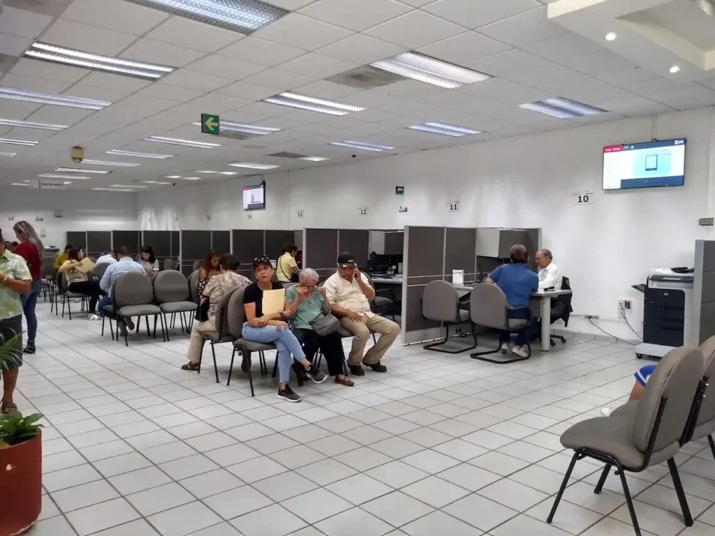 Sala de atención dentro de la oficina SAT en Ciudad Obregón