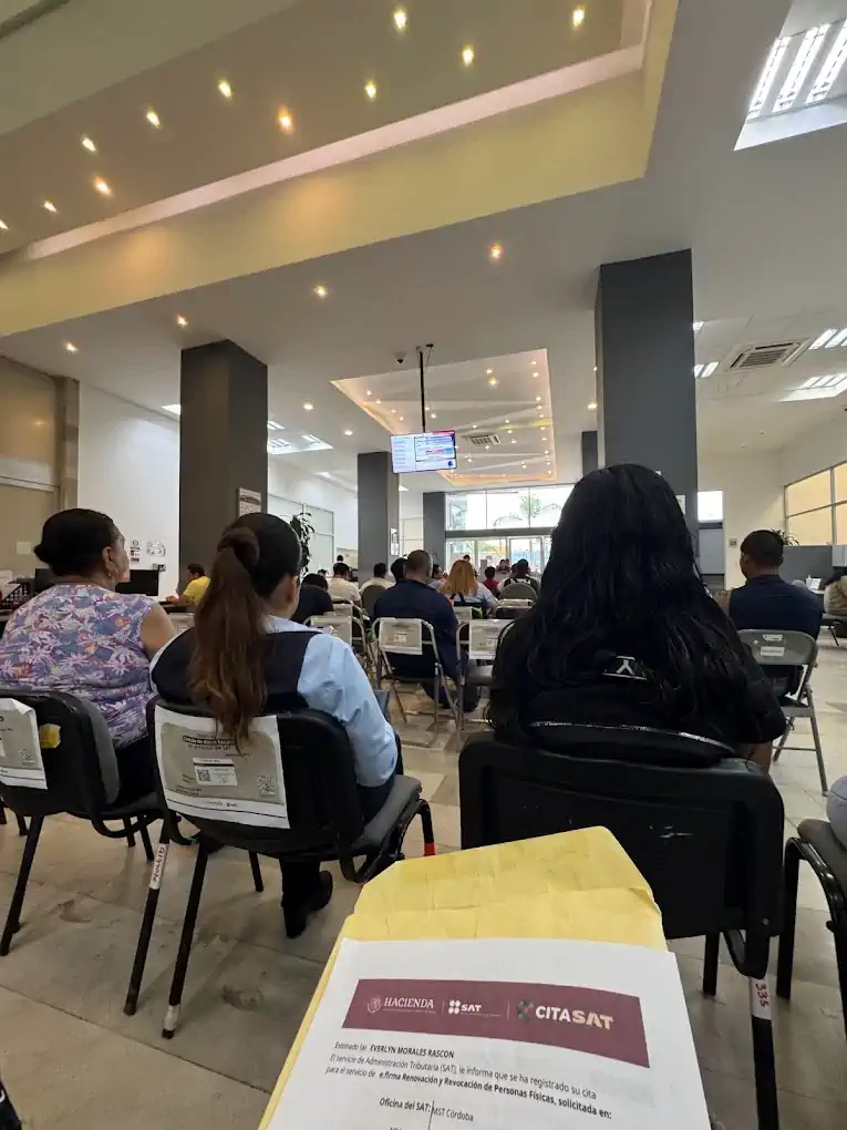 Sala de atención dentro de la oficina SAT en Córdoba