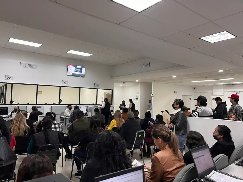 Sala de atención dentro de la oficina SAT en Culiacán
