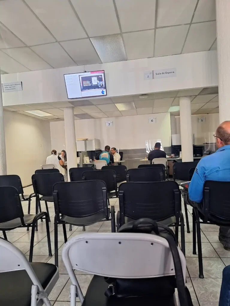 Sala de atención dentro de la oficina SAT en Guasave