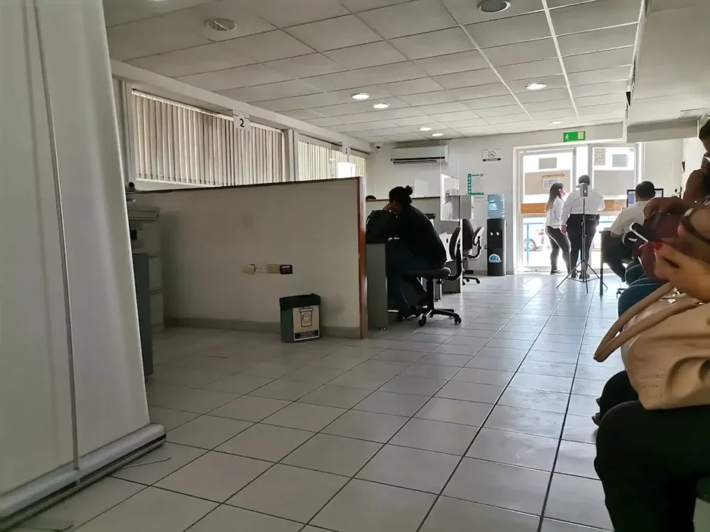 Sala de atención dentro de la oficina SAT en Guaymas