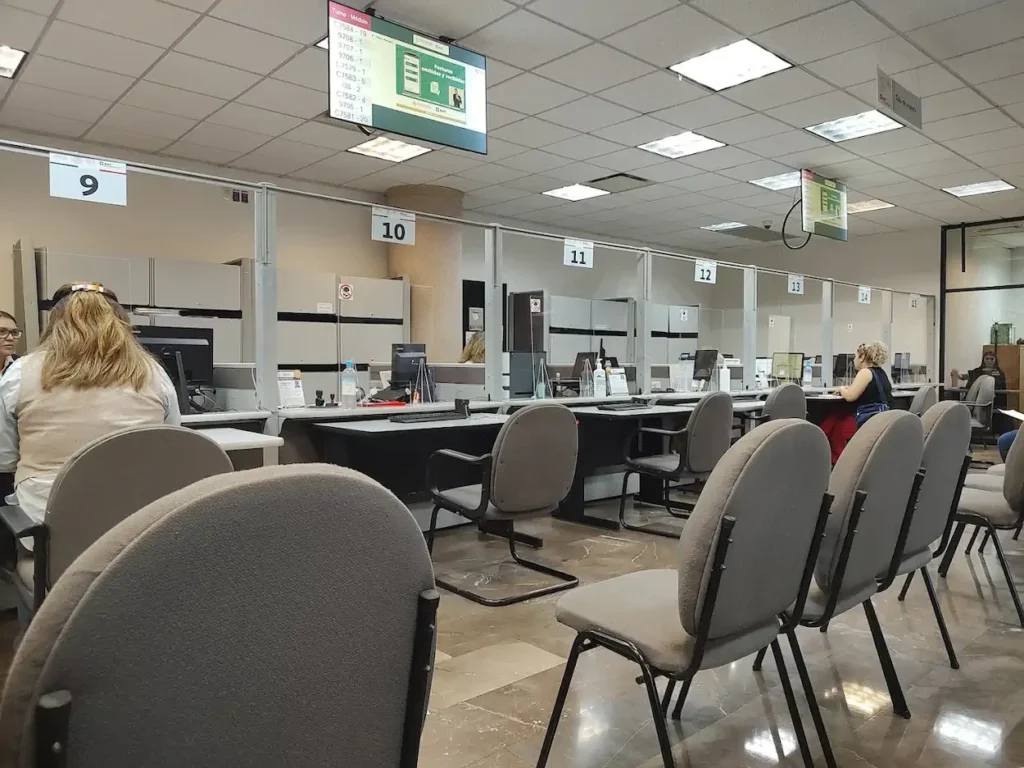 Sala de atención dentro de la oficina SAT en Hermosillo
