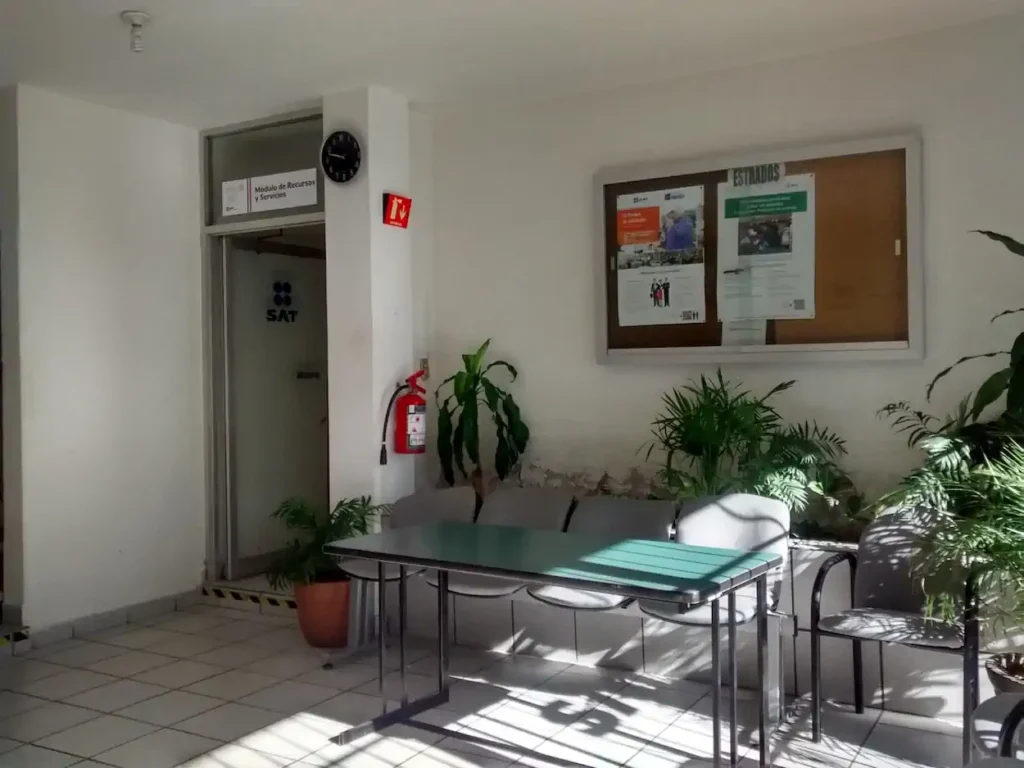 Sala de atención dentro de la oficina SAT en Los Mochis