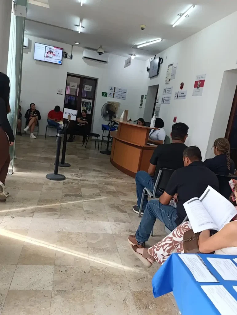 Sala de atención dentro de la oficina SAT en Mazatlán