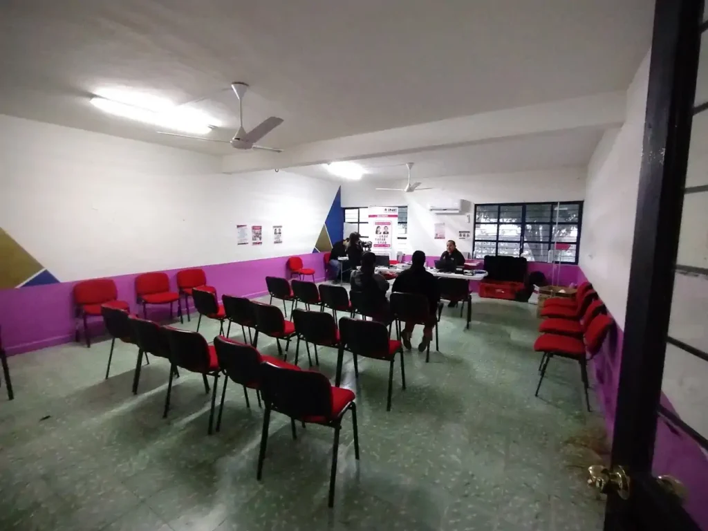Sala de atención dentro de la oficina SAT en Miguel Alemán