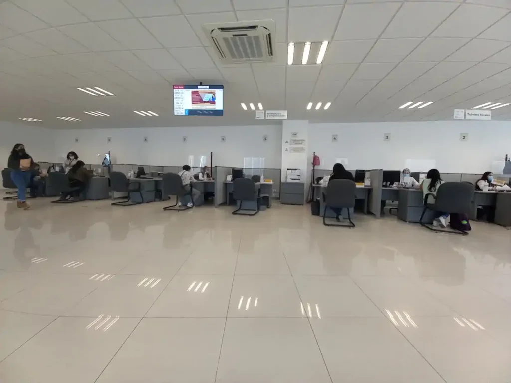 Sala de atención dentro de la oficina SAT MST Boulevares, Querétaro
