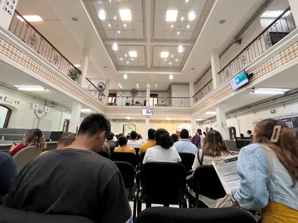 Sala de atención dentro de la oficina SAT en Oaxaca de Juárez