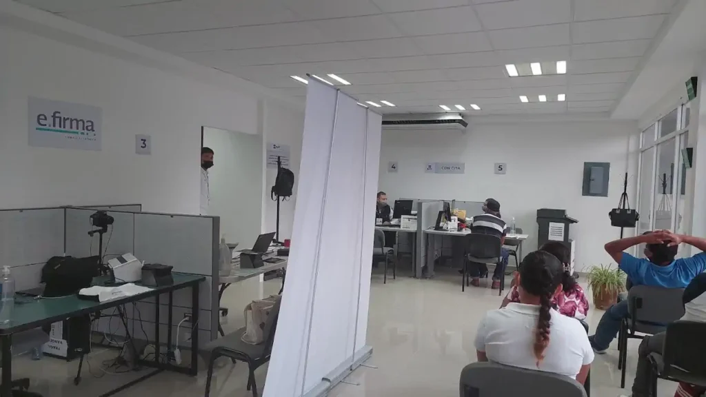 Sala de atención dentro de la oficina SAT en Pánuco