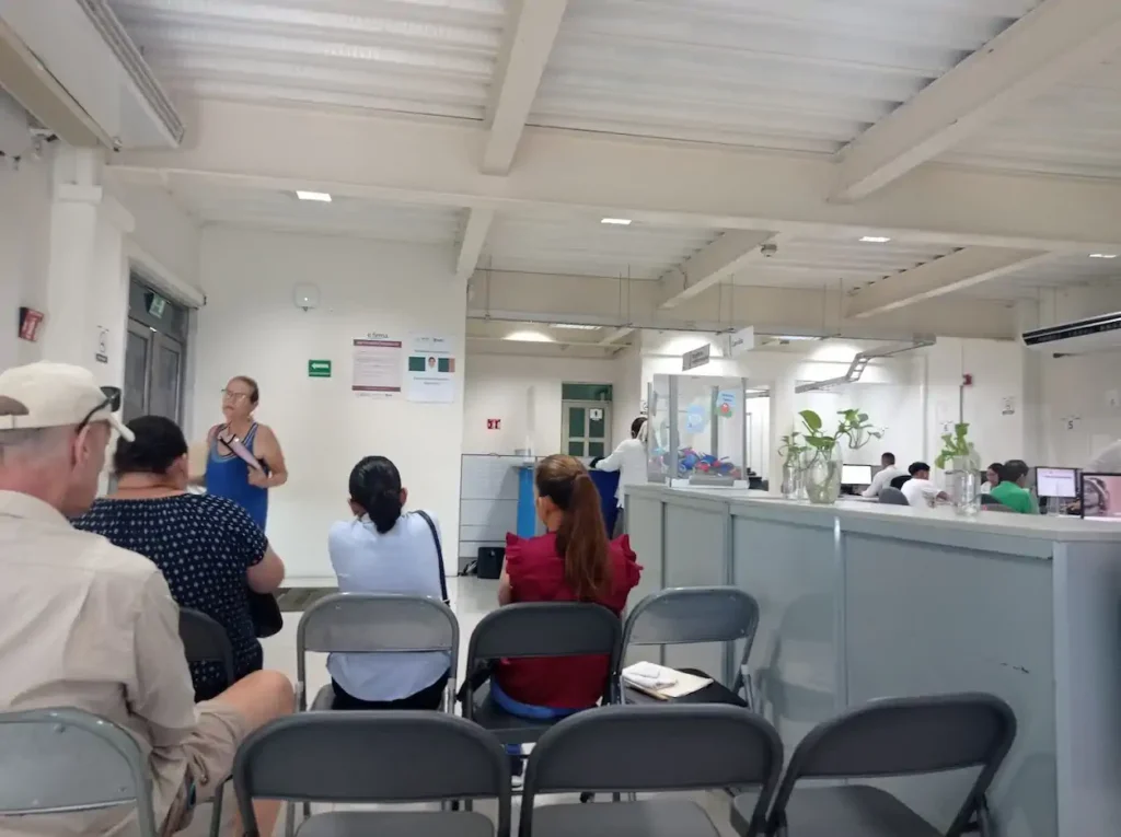 Sala de atención dentro de la oficina SAT en Playa del Carmen
