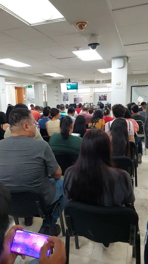 Sala de atención dentro de la oficina SAT en Reynosa