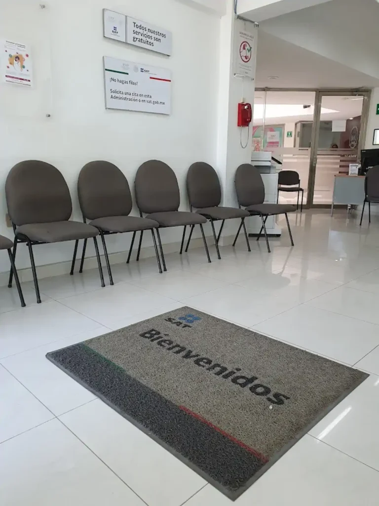 Sala de atención dentro de la oficina SAT en Salina Cruz