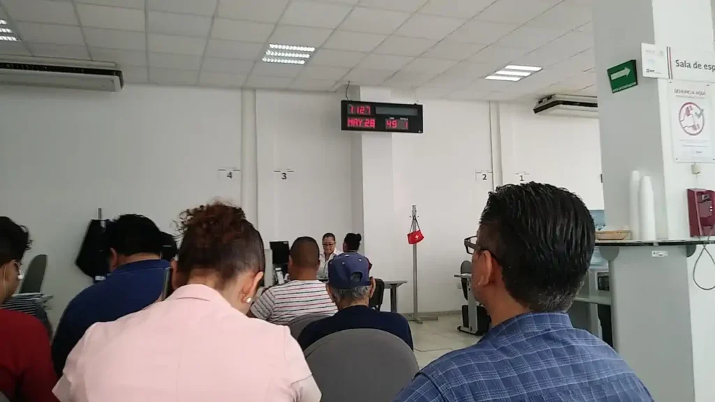 Sala de atención dentro de la oficina SAT en San Juan del Río