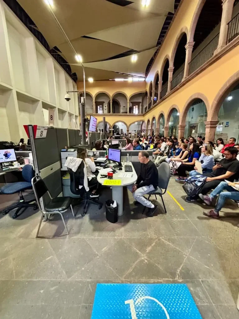 Sala de atención dentro de la oficina SAT en San Luis Potosí