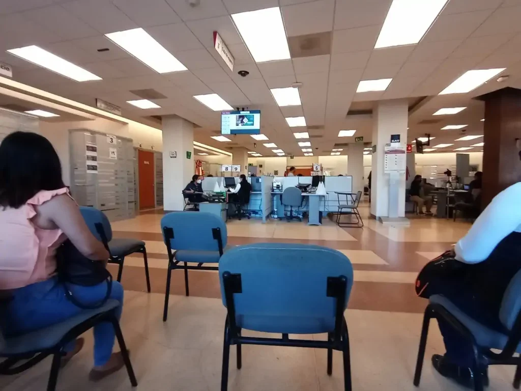 Sala de atención dentro de la oficina SAT en Tampico