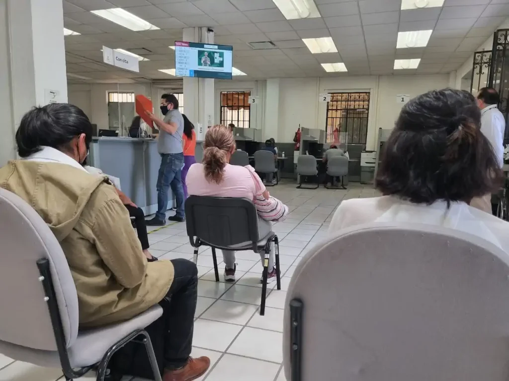 Sala de atención dentro de la oficina SAT en Tehuacán