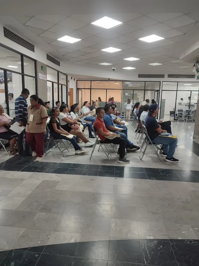 Sala de atención dentro de la oficina SAT en Villahermosa